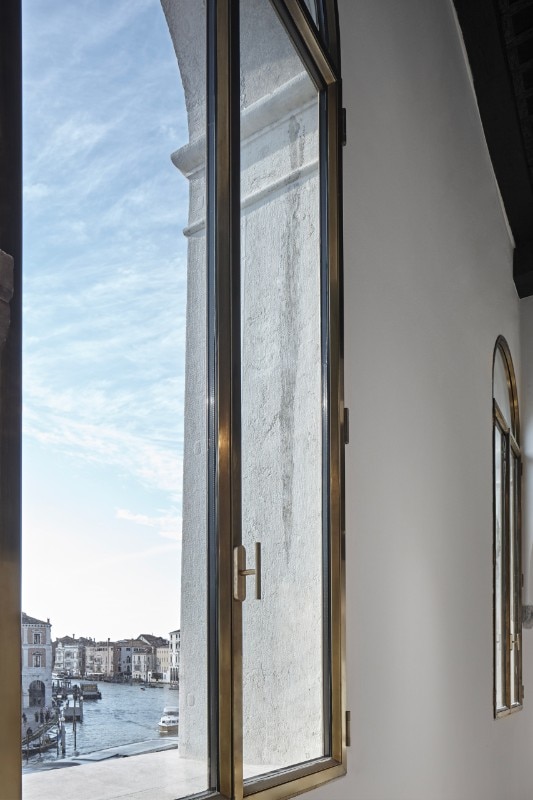 vista interna dei serramenti in ottone 052 75 con sistema a taglio termico prodotti da Secco Sistemi