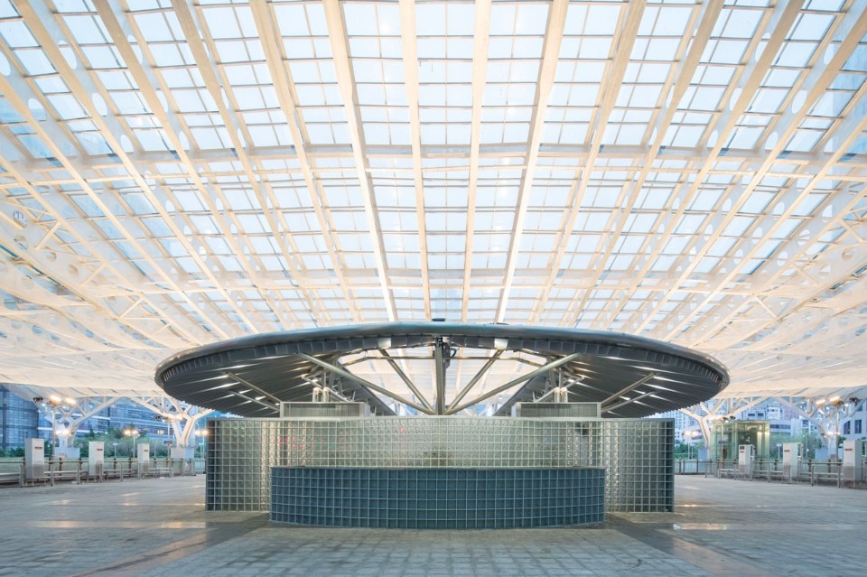 Architectural design and Research Institute of SCUT, Piazza pubblica e servizi per i passeggeri per la stazione dei treni di Guangzhou Est, 2017