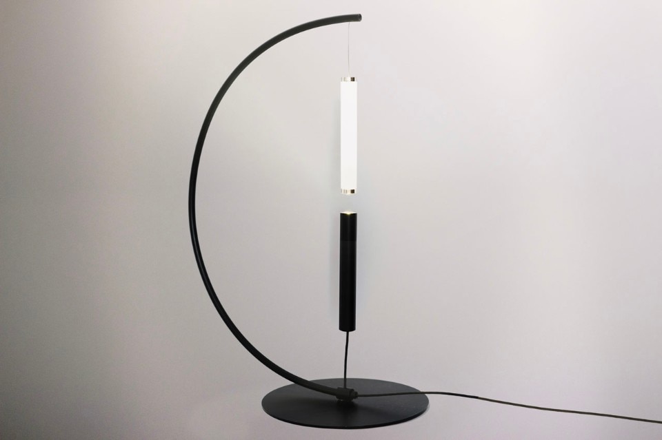 Olive Lab, lampada Equilibrio, versione da tavolo in metallo nero