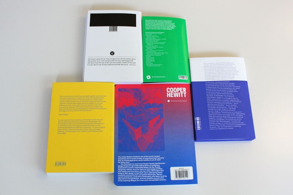 Fig. 19 5 libri per l’estate: dall’alto in senso orario, Aaron Betsky; 3.5 square meters; Dominique Perrault; By the people; David Adjaye Fig. 19 5 libri per l’estate: dall’alto in senso orario, Aaron Betsky; 3.5 square meters; Dominique Perrault; By the people; David Adjaye