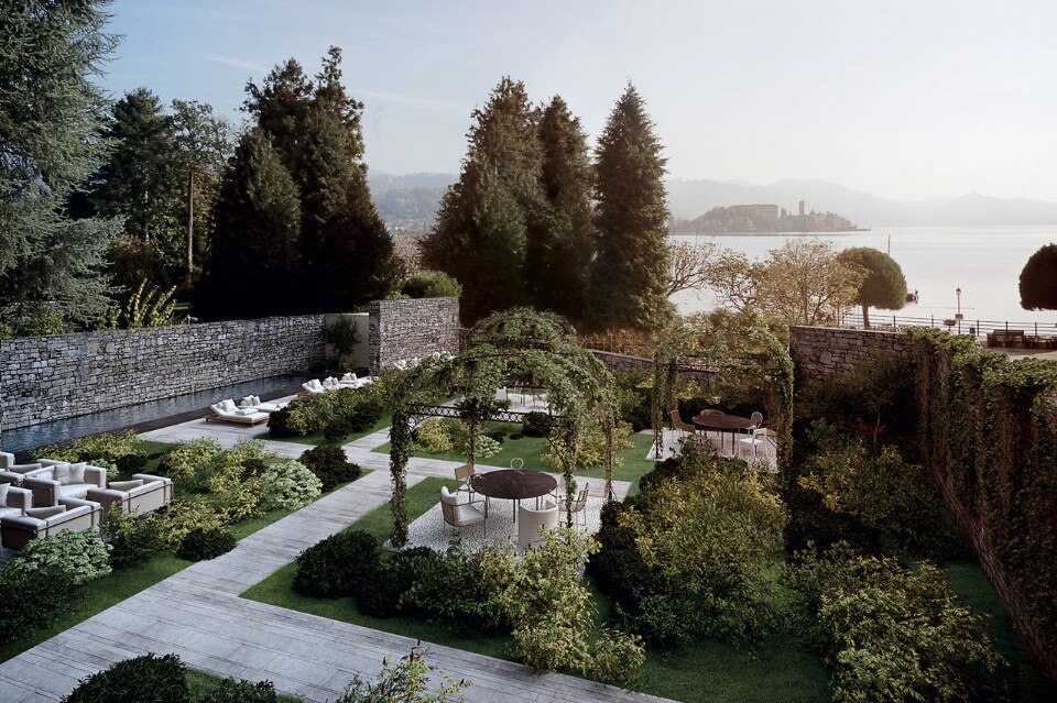L'ampio giardino affacciato sul Lago d'Orta è concepito come una lounge all'aperto