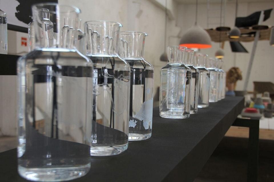 Fortune: 21 caraffe espongono una serie di acque internazionali, di Mark Braun + J. & L. Lobmeyr.