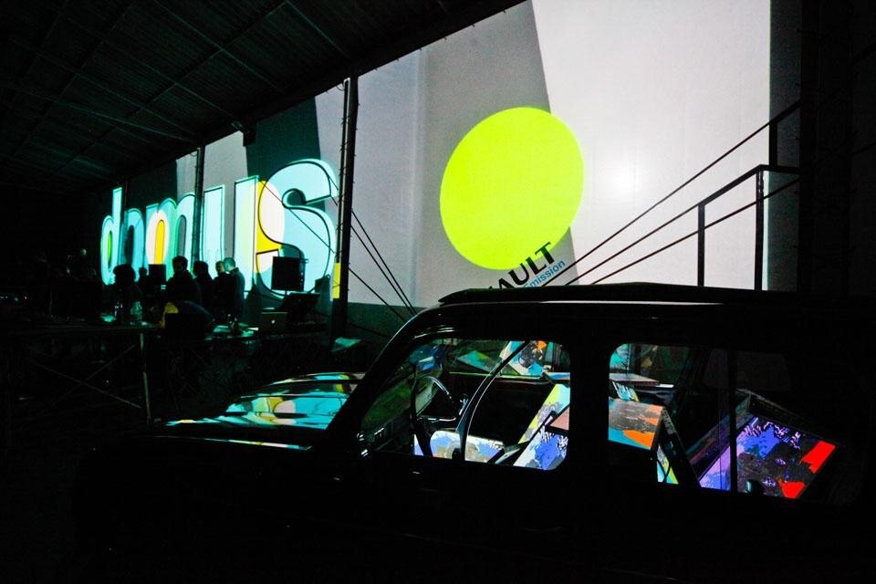 Vj set di dotdotdot, in primo piano installazione per Renault in una R4. Fotografia Delfino Sisto Legnani