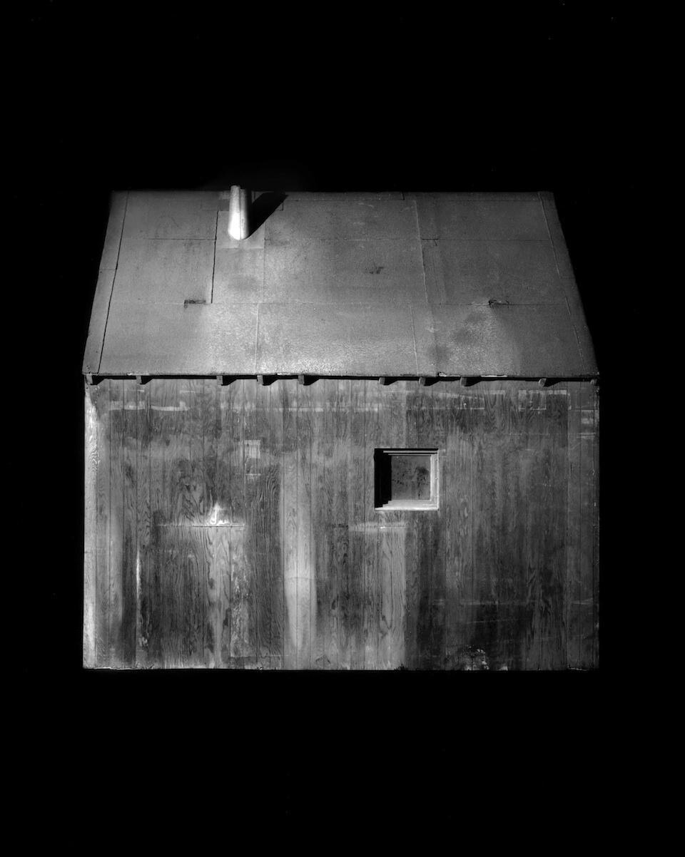 Richard Barnes, <i>Unabomber Cabin Exhibit 'D'</i>, 1998. 1 di 4 stampe alla gelatina d'argento, prestito di Wally Wolodarsky.