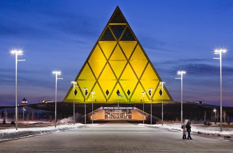Richard Barnes, <i>The Palace of Power and Reconciliation</i>, Kazakhstan [Norman Foster, Foster & Partners], 2011. stampa di proprietà dell'artista.