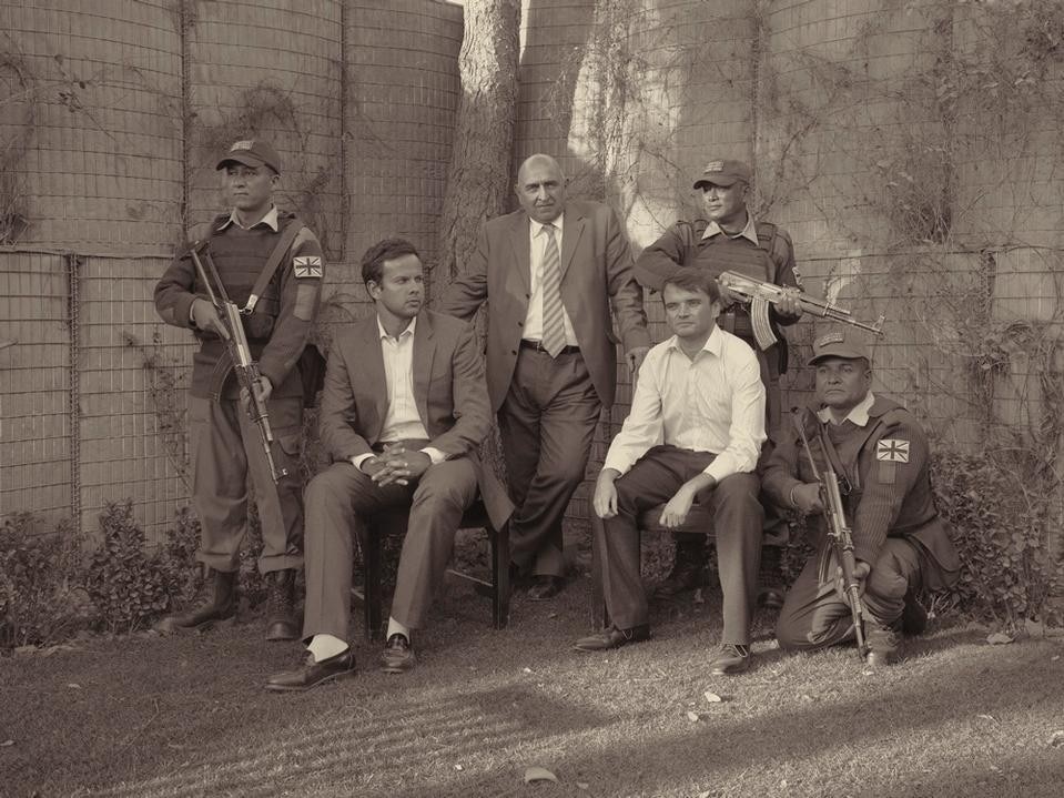 Simon Norfolk, l'ambasciatore britannico di sua Maestà Sir William Charters Patey KCMG con i segretari e le guardie nepalesi, 2010–11, da Burke + Norfolk.