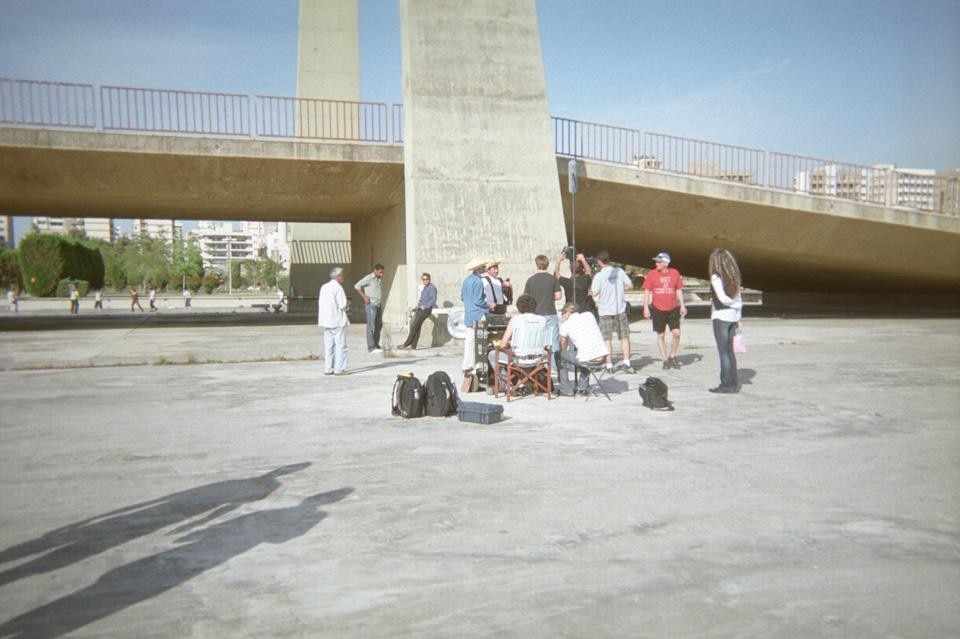 La troupe dell'artista norvegese Knut Asdam al lavoro nel cantiere incompiuto della Fiera di Niemeyer a Tripoli 
