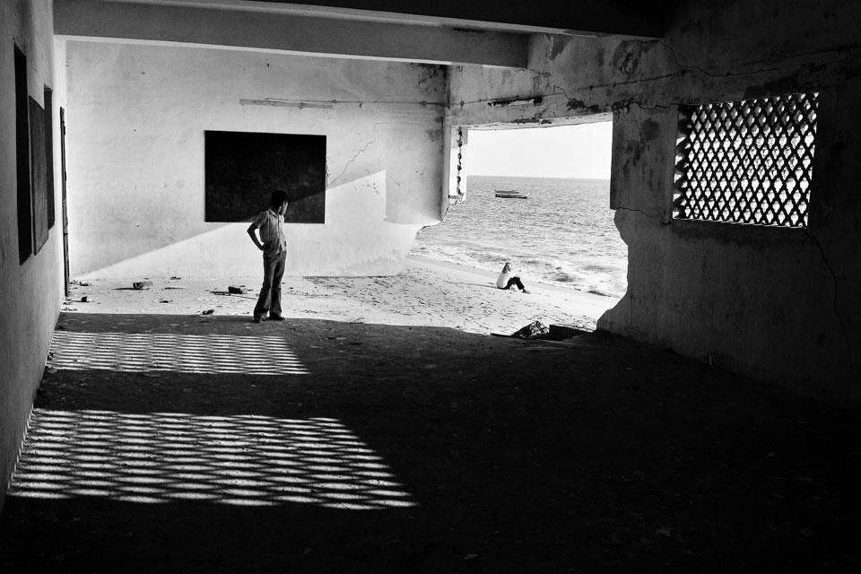 Kolachel, Tamil Nadu, India. Ragul Raj in mezzo alle rovine di un edificio nel suo villaggio di pescatori. Otto mesi fa, questa era una scuola. Il mare si è conquistato questo e altri edifici della zona 
