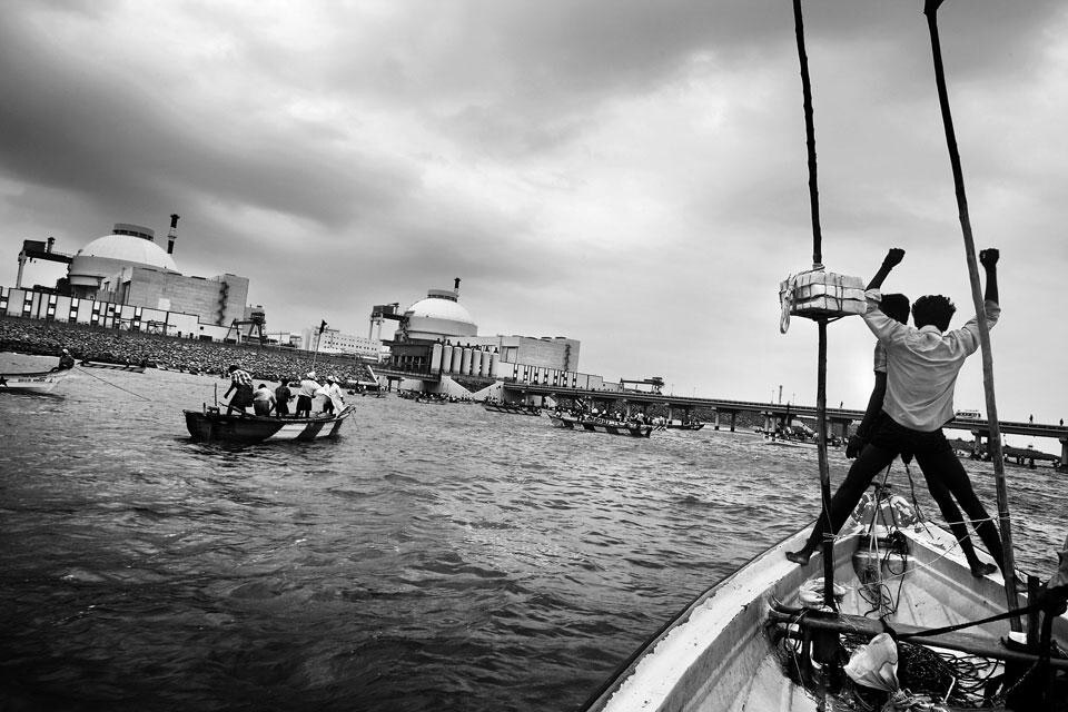Koodankulam, Tamil Nadu, India. Protesta di pescatori Fishermen nei pressi della centrale nucleare nella giornata mondiale della pesca (21 novembre). I pescatori locali hanno costribuito con i loro magri guadagni per supportare la campagna contro la centrale
