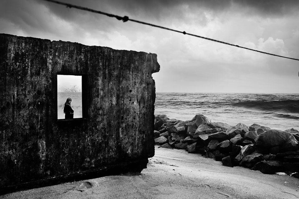 Ullal, Karnataka, India. Un edificio eroso dall'acqua