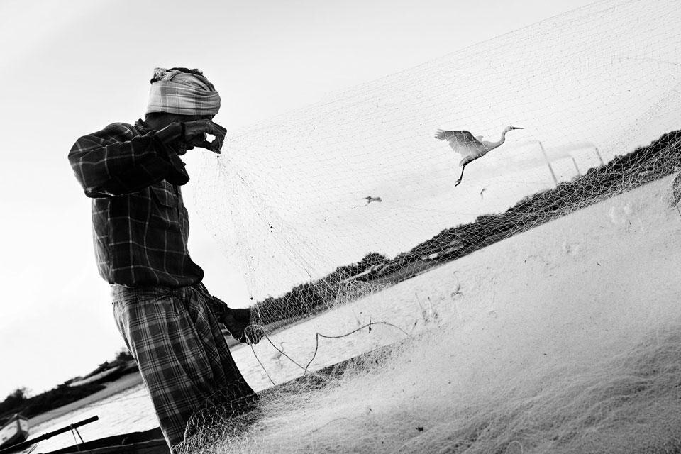 In apertura: Punnakayal, Tamil Nadu, India. un'industria chimica locale ha realizzato questo pontile per usare l'acqua di mare per le proprie attività. Qui sopra: Tuticorin, Tamil Nadu, India. Cenere e altri rifiuti industriali hanno impoverito la pesca, sostengono i pescatori