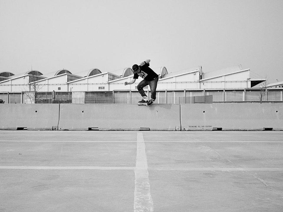 Dal <em>Blade Diary</em> del fotografo Pietro Firrincieli, la serie <em>Architecture and suspension</em> 