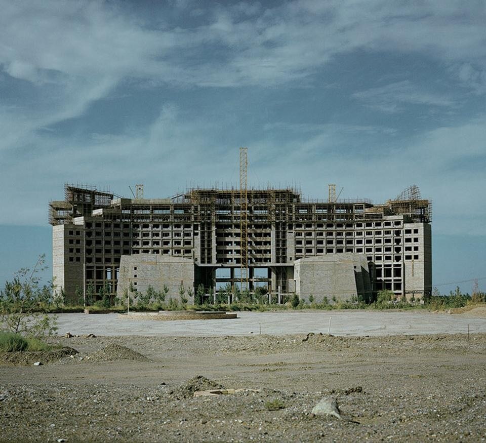 In apertura: <i>Lanwei 04 : Fly Away</i>, Guangzhou, Cina, 2006. Sopra: <i>Lanwei 48: Resort in Silk Road 02</i>, Dunhuang, Cina, 2012