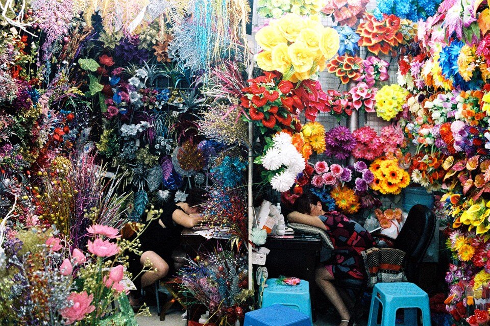 Anaïde Gregory Studio, Made in China Diary, Yiwu. Yiwu è sede del più grande mercato all’ingrosso in Cina. Oltre 70.000 aziende mostrano i loro prodotti in piccoli stand sovraccarichi di beni economici acquistati e venduti a container. Diviso in distretti di prodotti, il mercato è una città impressionante alliinterno di una città