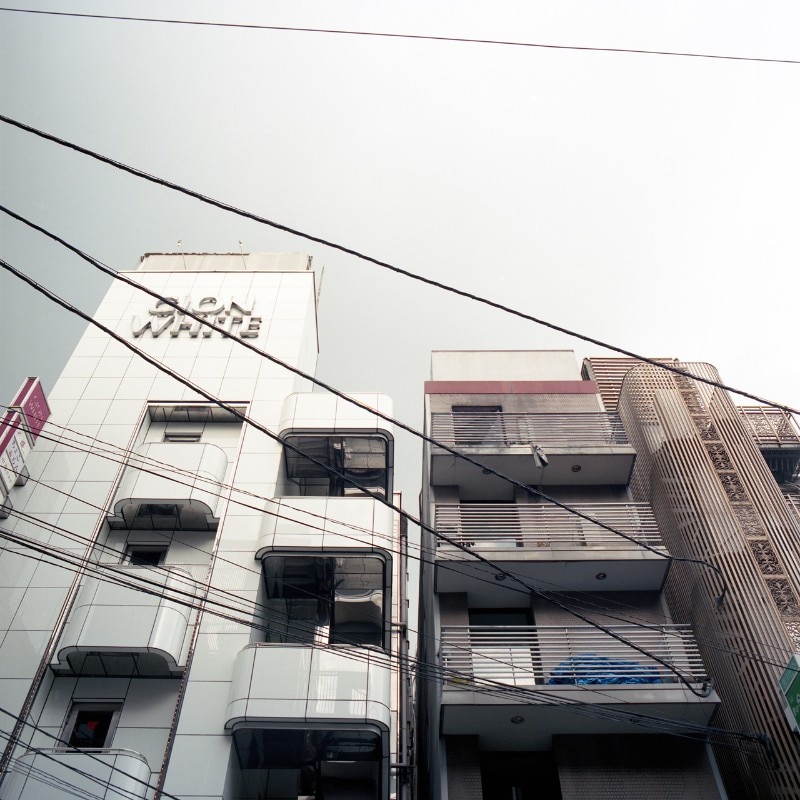 Roberto Saba, <i>Kyoto Urbana</i>. Edifici residenziali nel tratto moderno di Hanamikoji Dori a Gion, ancora oggi "quartiere delle geishe"