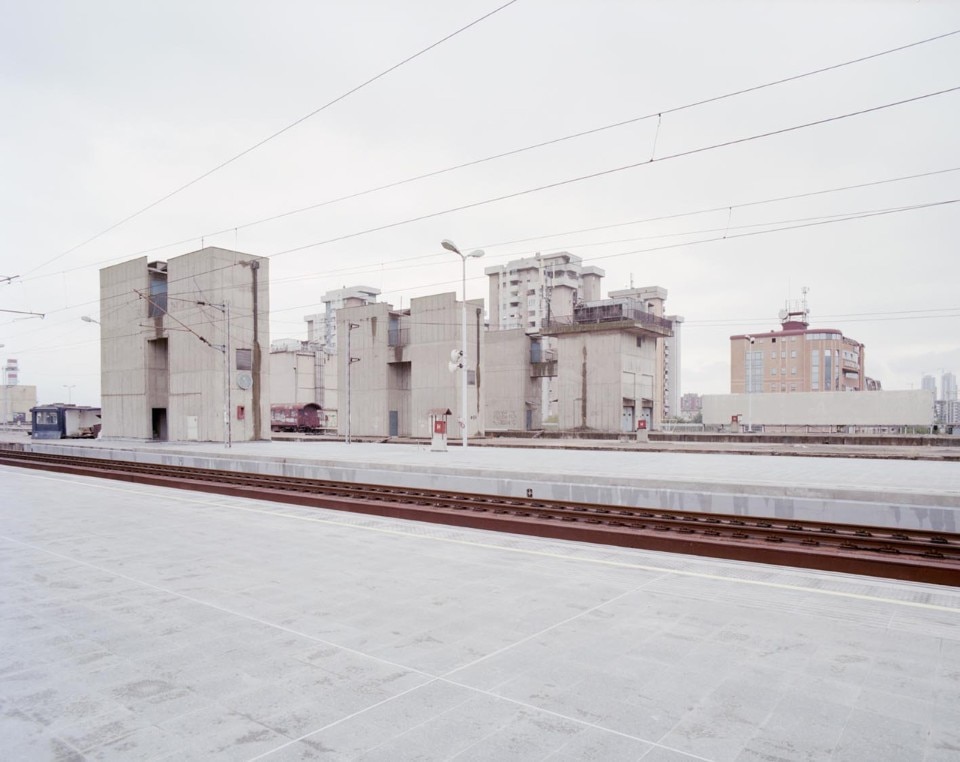Anna Positano, Skopje. Binario della Stazione Centrale, progettata sulla base del piano di Kenzo Tange da un gruppo di giovani architetti giapponesi, tra cui Arata Isozaki, 1966