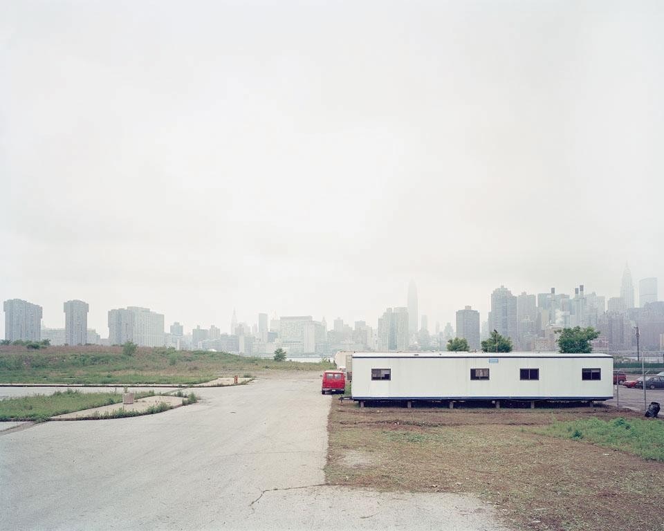 Lo skyline di Manhattan dalla Second Street, Hunters Point, Queens, guardando a nord-ovst. Da<i>Newtown Creek: A Photographic Survey of New York's Industrial Waterway </i>by Anthony Hamboussi - Princeton Architectural Press, 2010 