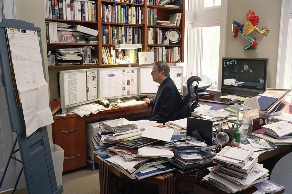 Al Gore alla sua scrivania. Le scrivanie di alcune persone riflettono la complessità delle loro vite. Per il loro proprietario, però, tutto è al suo posto: ci sono ordine
e struttura (foto di Steve Pyke. © Steve Pyke/
Contour by Getty Images.)