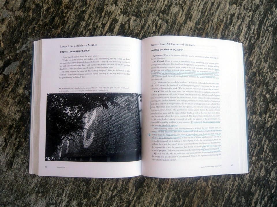 <i>Remembering (2007)</i>, opera installata sulla facciata della Haus der Kunst di Monaco, si legge: "She lived happily in the world for seven years", scritto con zainetti colorati, ottobre 2009