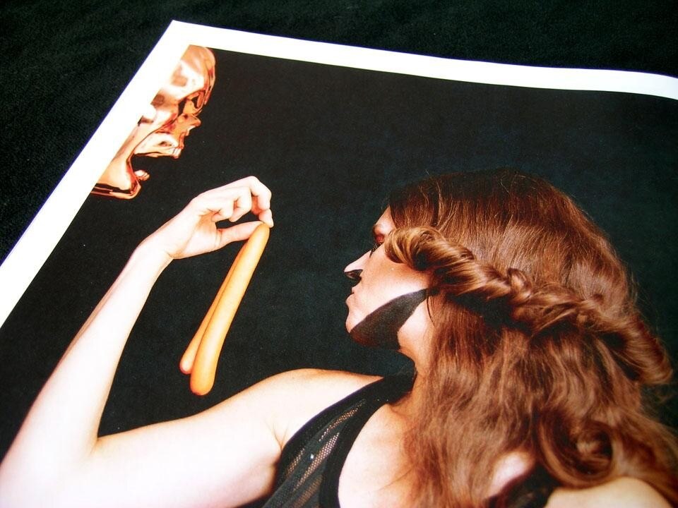 Doppie pagine da <i>Das Institut: Ringier Annual Report 2010</i>, di Kerstin Brätsch e Adele Röder.