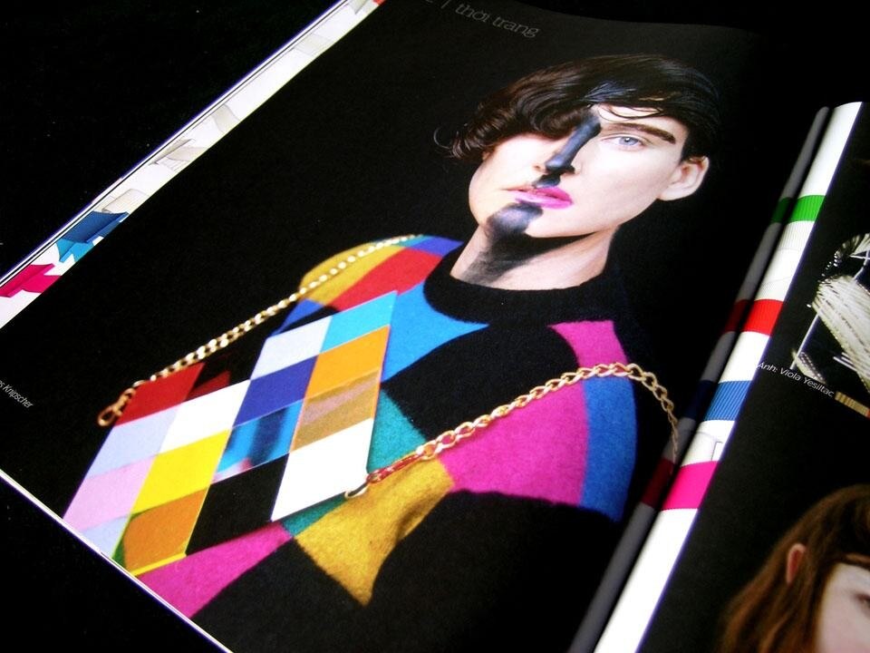 Doppie pagine da <i>Das Institut: Ringier Annual Report 2010</i>, di Kerstin Brätsch e Adele Röder.