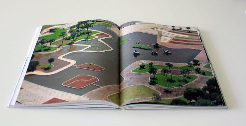Giardini del Ministero delle Armi. Praça des Cristais, Brasilia 1970. Architetto: Oscar Niemeyer. Giardini del Ministero delle Armi. Praça des Cristais, Brasilia 1970. Architetto: Oscar Niemeyer.