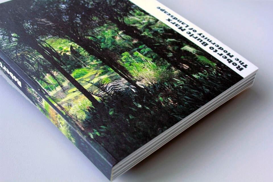 Copertina di <i>Roberto Burle Marx. The Modernity of Landscape</i>, a cura di Lauro Cavalcanti, Farès el-Dahdah, Francis Rambert, Barcellona 2011 Copertina di <i>Roberto Burle Marx. The Modernity of Landscape</i>, a cura di Lauro Cavalcanti, Farès el-Dahdah, Francis Rambert, Barcellona 2011