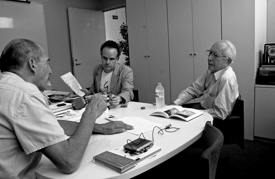 Fumihiko Maki a colloquio
con Hans Ulrich Obrist
e Rem Koolhaas in una
sala riunioni del suo studio
nel complesso di Hillside
Terrace, a Tokyo, progettato
da Maki e realizzato in sette
fasi, tra il 1969 e il 1992.