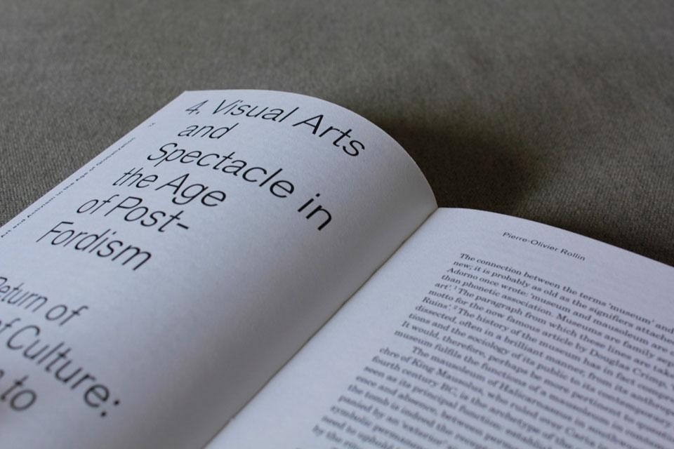 Doppie pagine da <i>Art and Activism in the Age of Globalization</i>, a cura di Lieven de Cauter, Ruben de Roo e Karel Vanhaesebrouck, NAi publishers