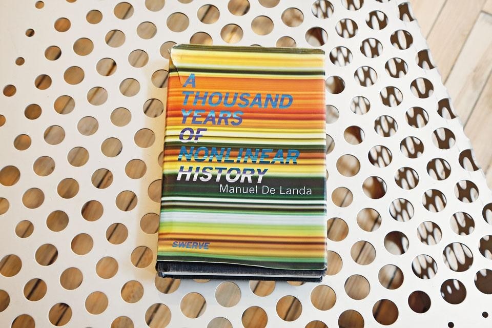 Manuel De Landa,
<i>A Thousand Years
of Nonlinear History</i>,
Zone Books, New York 1997