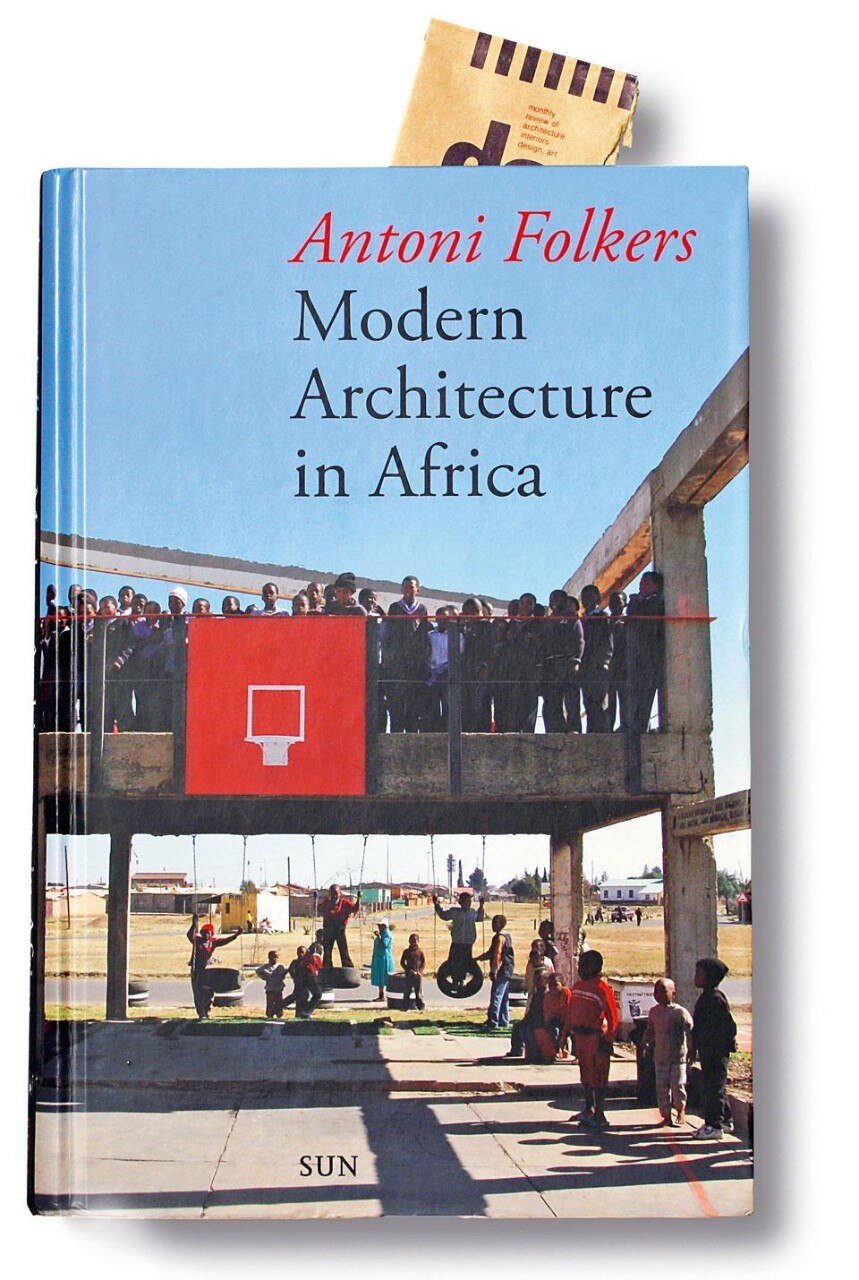 Copertina del libro <i>Modern Architecture
in Africa</i>