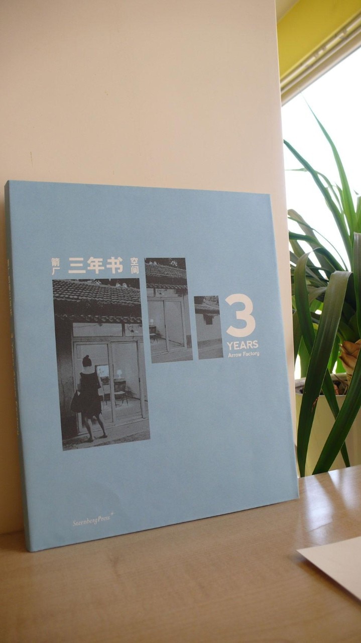 Copertina del libro<i> 3 Years: Arrow Factory</i>