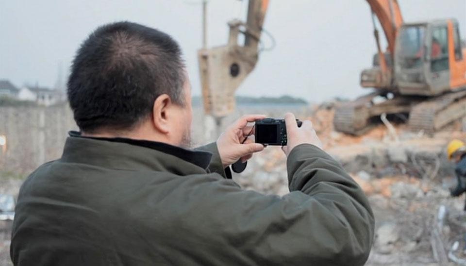 Ai Weiwei fotografa la demolizione dello studio di Shanghai da parte delle autorità cinesi