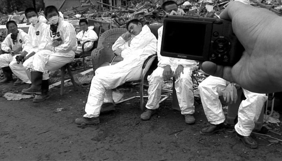 Ai Weiwei fotografa gli operatori a lavoro nelle zone colpite dal terremoto nella provincia dello Sichuan