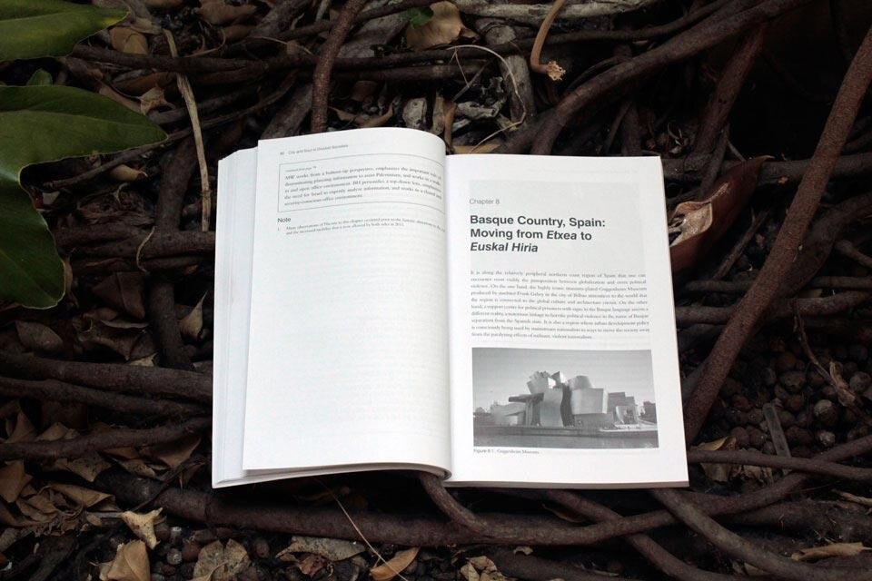 Scott A. Bollens, <em>City and soul in divided society</em>, Routledge, 2011. Dettaglio pagine interne