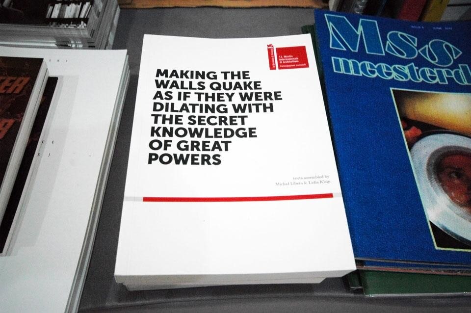 In apertura: The Masses & Project Projects, <em>Electric Information Age Album</em>. Qui sopra: Michael Libera & Lidia Klein, <em>Making the Walls Quake As if They Were Dilating With Secret Knowledge of Great Powers</em>, Zacheta National Gallery of Art
