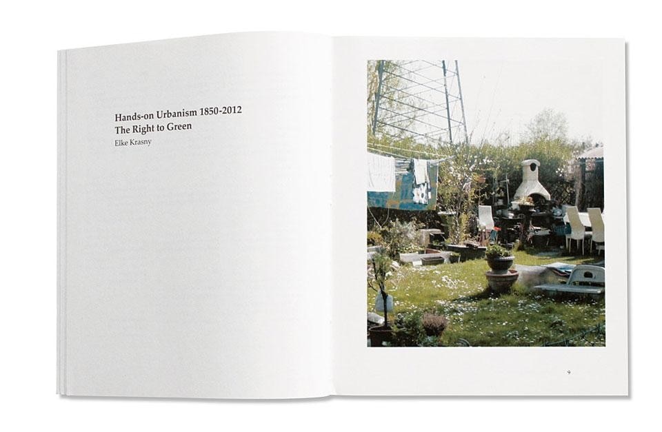 In apertura le copertine dei due testi presi in esame nel testo, <em>Hands-on Urbanism 1850-2012.
The Right to Green</em> e <em>Nuove terre. Architetture
e paesaggi dello scarto</em>. Qui sopra: <em>Hands-on Urbanism 1850-2012.
The Right to Green</em>, MCCM Creations, Hong Kong 2012. Vista pagine interne