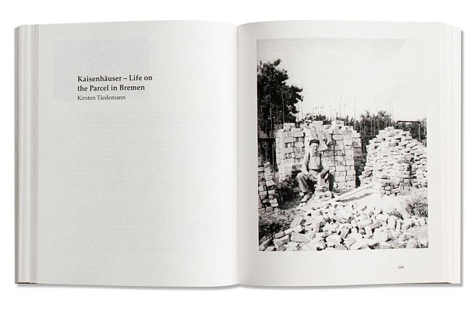 <em>Hands-on Urbanism 1850-2012.
The Right to Green</em>, MCCM Creations, Hong Kong 2012. Vista pagine interne