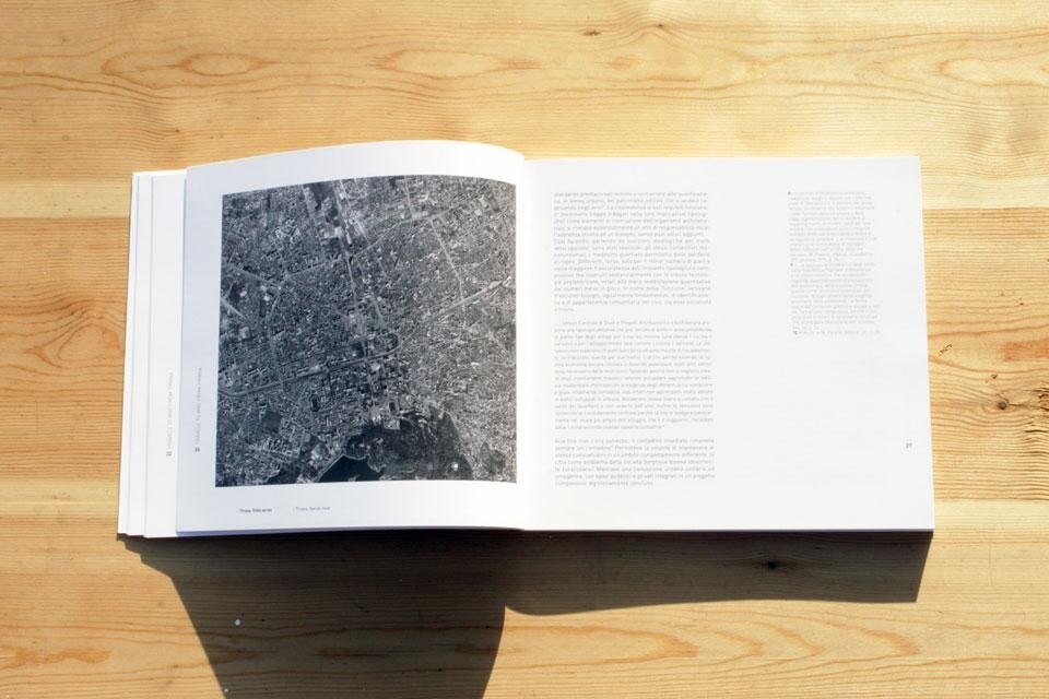 Andrea Bulleri, <em>Tirana, contemporaneità sospesa. Suspended Contemporaneity</em>, Quodlibet, 2012. Vista pagine interne