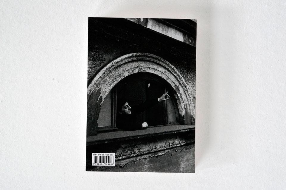 In apertura: Aldo Rossi, <em>Scritti scelti sull'architettura e la città 1956-1972</em>, Quodlibet Abitare, Macerata 2012. In copertina <em>Yellow pages</em> di Aldo Rossi. Qui sopra: vista del retro della copertina con ritratto dell'architetto 