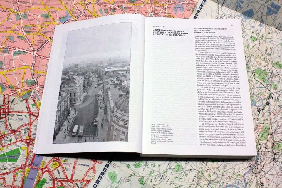 In apertura: <em>Storia dell'urbanistica moderna. Dall'età della borghesia alla globalizzazione (1815-2010)</em>, Zanichelli 2012. Copertina. Qui sopra: vista pagine interne