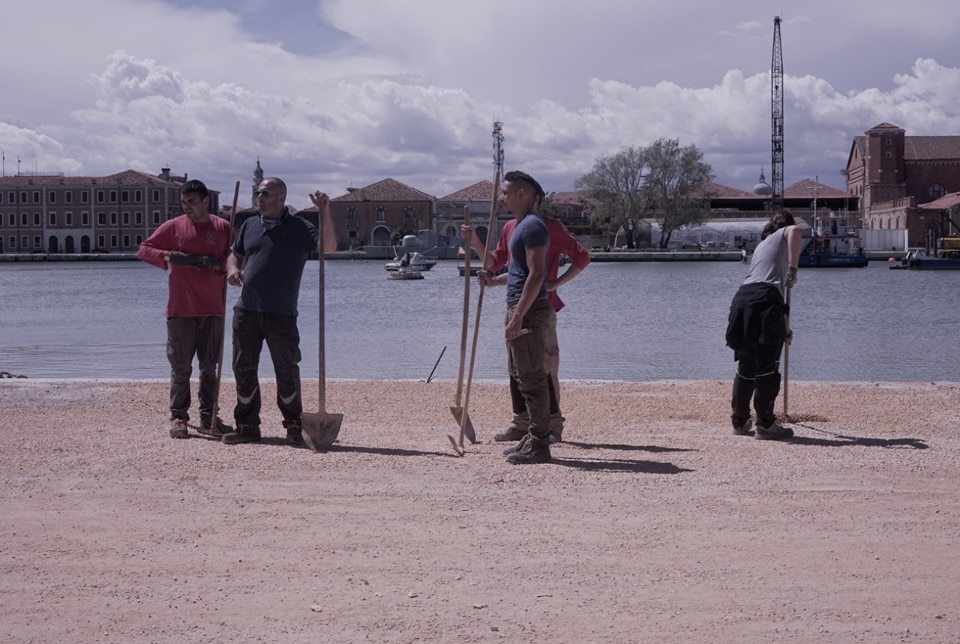 Lavoratori alle prese con gli ultimi ritocchi all'Arsenale, Biennale 2021