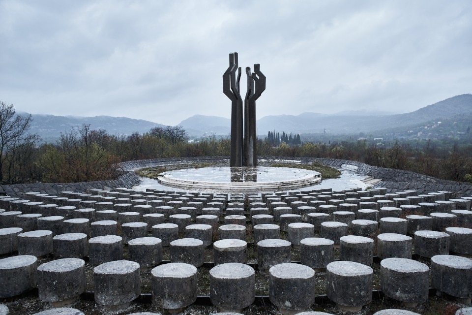 Il "Monumento ai Caduti" presso Lješanska Nahija, Barutana Podgorica (1980) è una delle opere più rappresentative del lavoro di Svetlana kana Radevic e del suo leagme con la tradizione Iugoslava. Foto:  Luka Boskovic.