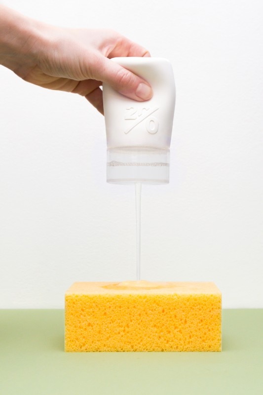Con il progetto Twenty pensato da Mirjam De Bruijn, il sistema di packaging contiene solo il 20% ‘utile’, all’interno di una capsula biodegradabile. Ognuno poi sarà libero di rimescolarlo con l’acqua di casa propria.    