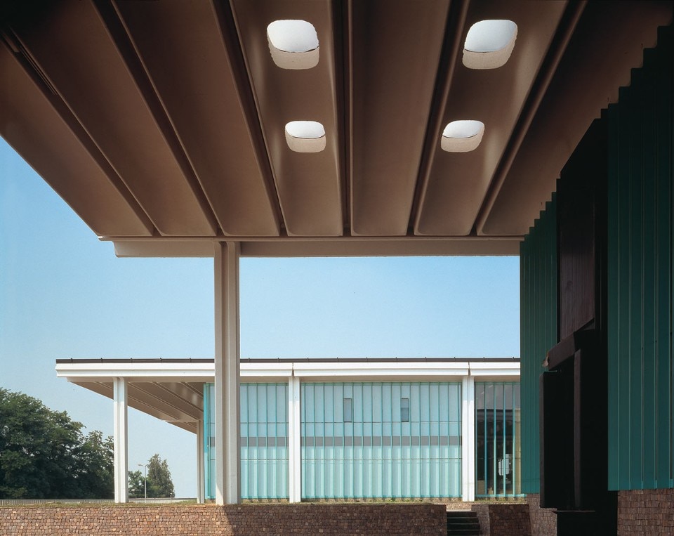 Opening photo: internal view of the Molteni's production plant in Giussano (MB); top: UniFor's headquarter in Turate (CO)