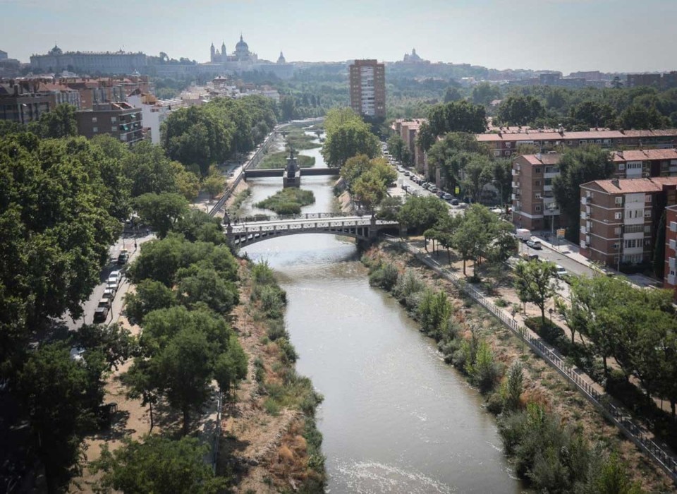 Above: the banks of the Río Manzanares reclaimed by the “Madrid Río” project, by burying the M-30 and laying out a spacious green area. Photo © Kike Para / Ediciones El Pais SL 2018