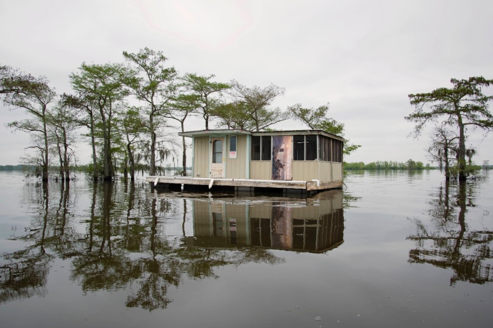 I due terzi della popolazione mondiale vive in prossimità di superfici acquatiche, ne sono un esempio gli insediamenti umani nel bacino di Atchafalaya nei pressi di Henderson, Louisiana. Foto: Virginia Hanusik.