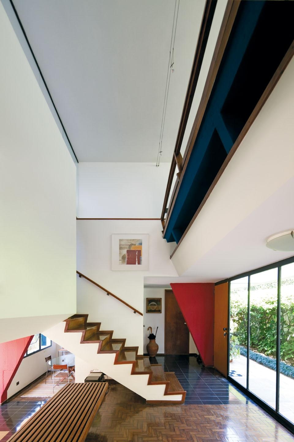 The two-storey Rubens
de Mendonça House has an interior
double-height space facing the hallway,
which leads to the bedrooms The two-storey Rubens
de Mendonça House has an interior
double-height space facing the hallway,
which leads to the bedrooms