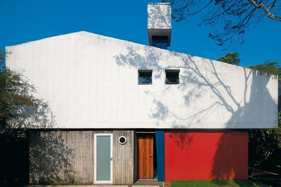 The west facade of the
Olga and Sebastião Baeta Henriques House.
The building’s profile reveals a slightly pitched
roof; both the east and west fronts are compact
and secluded, but to the north and south, the
house opens up towards the garden through
large, uninterrupted windows The west facade of the
Olga and Sebastião Baeta Henriques House.
The building’s profile reveals a slightly pitched
roof; both the east and west fronts are compact
and secluded, but to the north and south, the
house opens up towards the garden through
large, uninterrupted windows