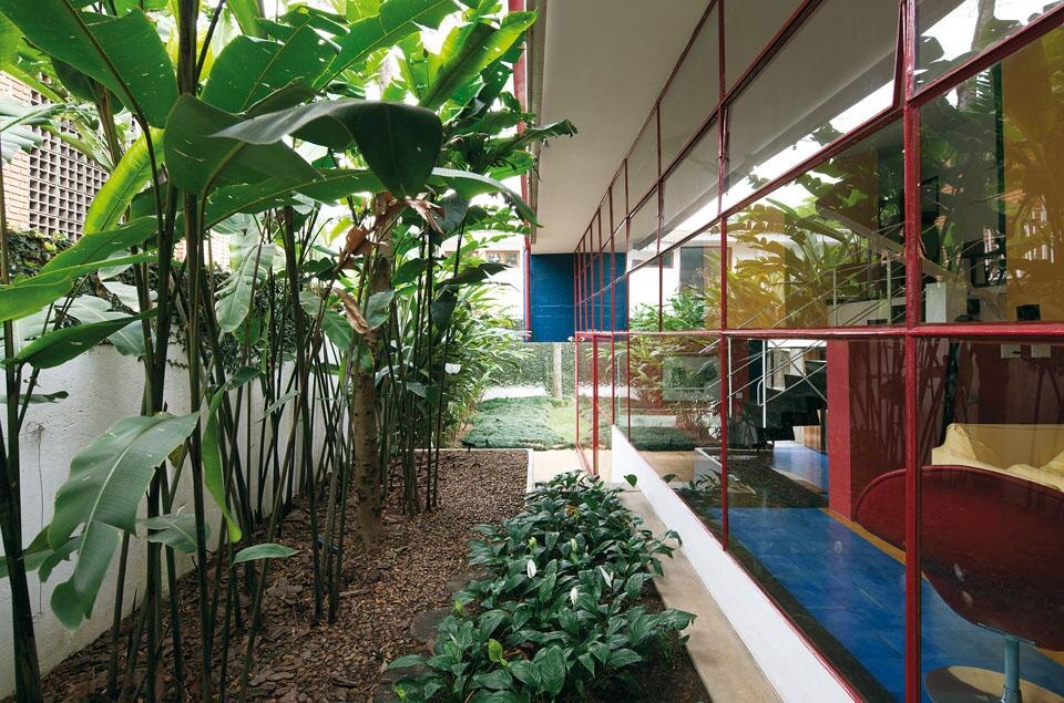 The Baeta home’s study, partially below ground, seen from the outside The Baeta home’s study, partially below ground, seen from the outside